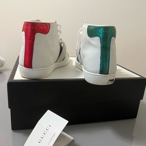 Gucci men’s ace high-top white leather sneakers with Dionysus buckle. Size: 6